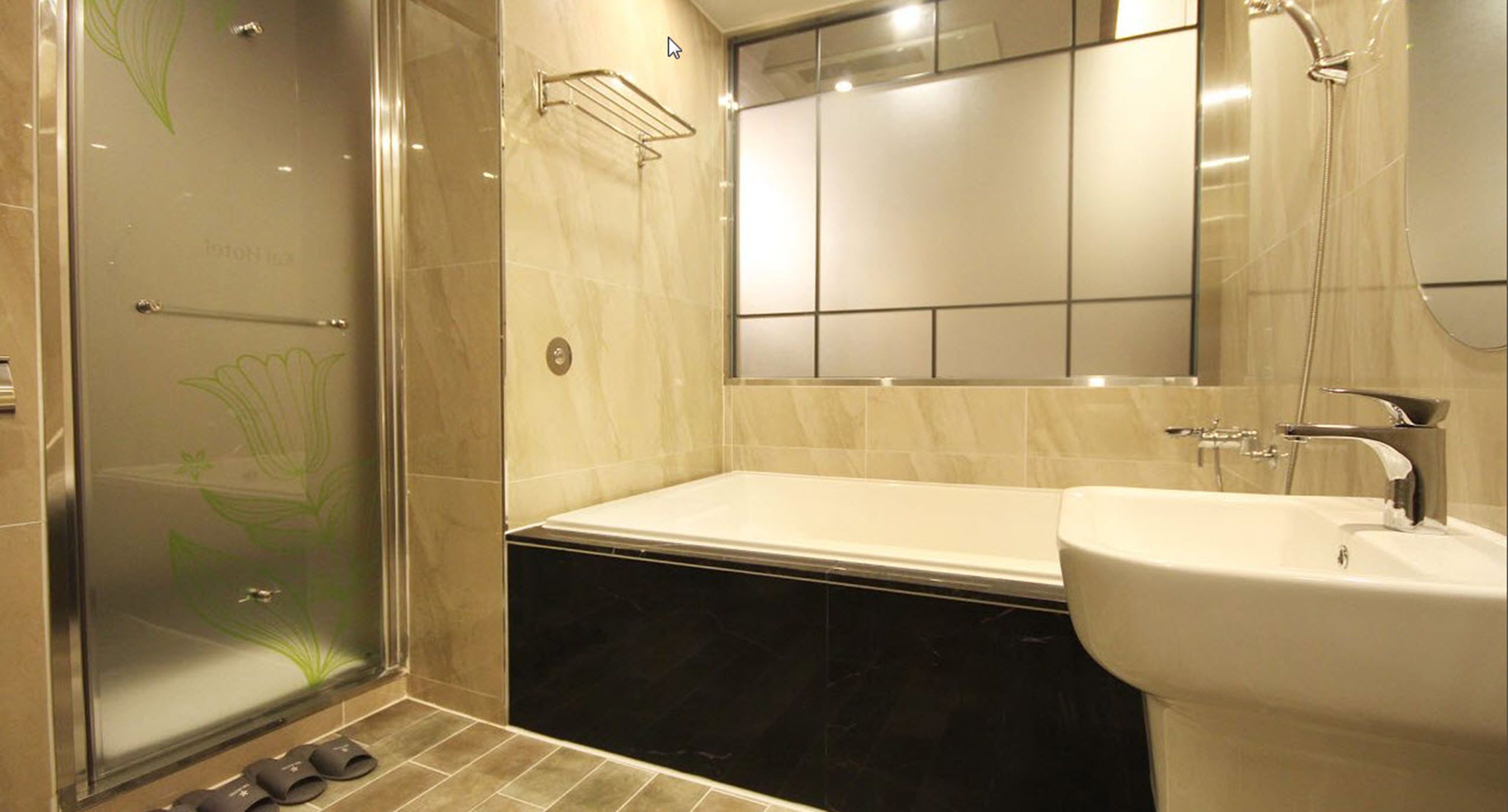 deluxe twin | bathroom | combined shower/bathtub, free toiletries, hair dryer, bathrobes