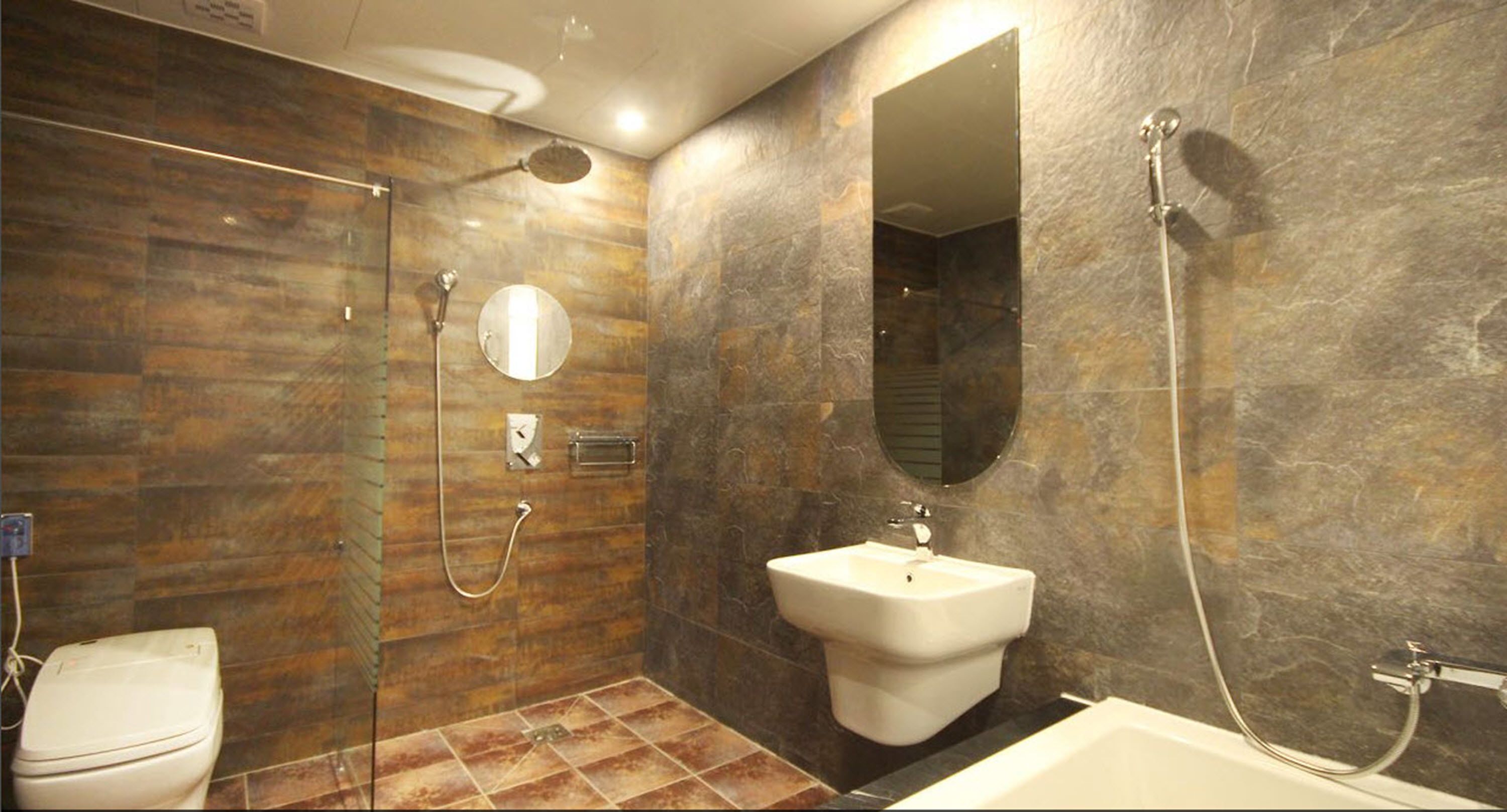 standard double room | bathroom | combined shower/bathtub, free toiletries, hair dryer, bathrobes