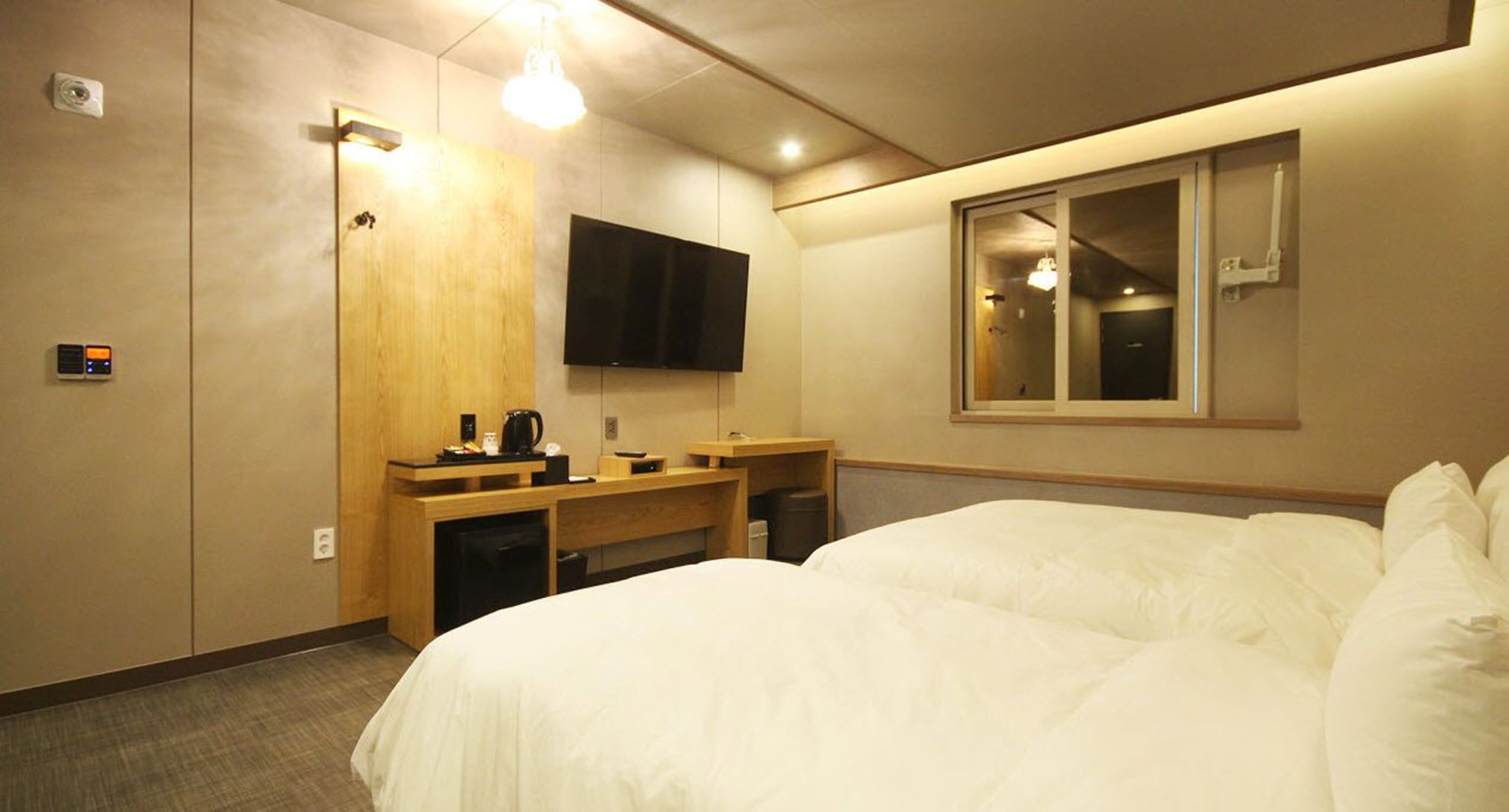 deluxe twin | individually decorated, individually furnished, free wifi