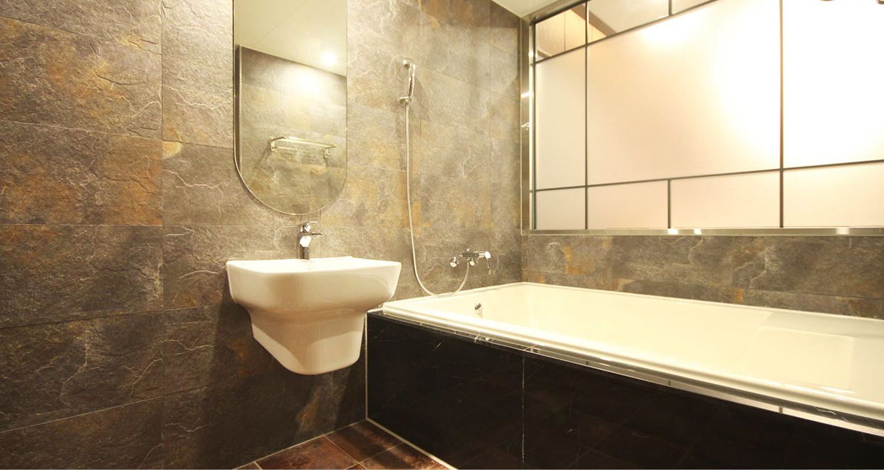 standard double room | bathroom | combined shower/bathtub, free toiletries, hair dryer, bathrobes