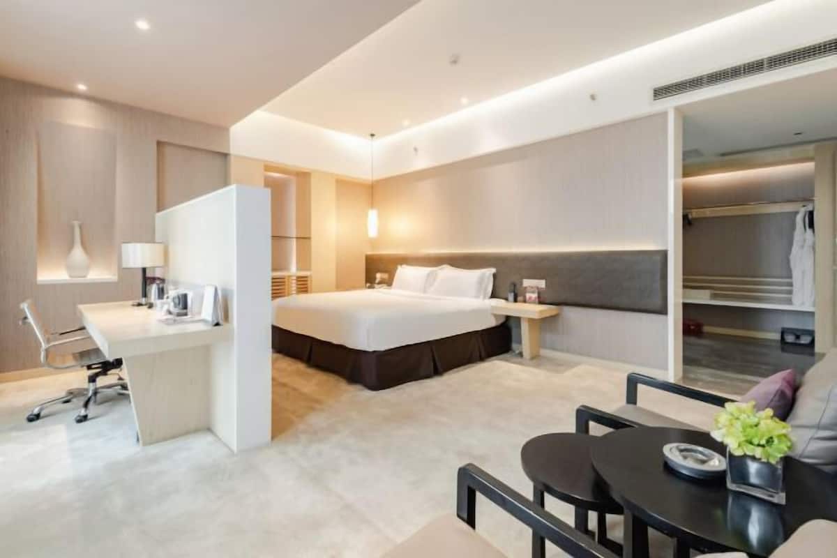 Bộ đồ giường cao cấp, chăn bông, minibar, két bảo mật tại phòng 