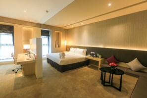 A modern hotel room with a bed, desk, and seating area. - Skytel Hotel Chengdu (Chengdu)
