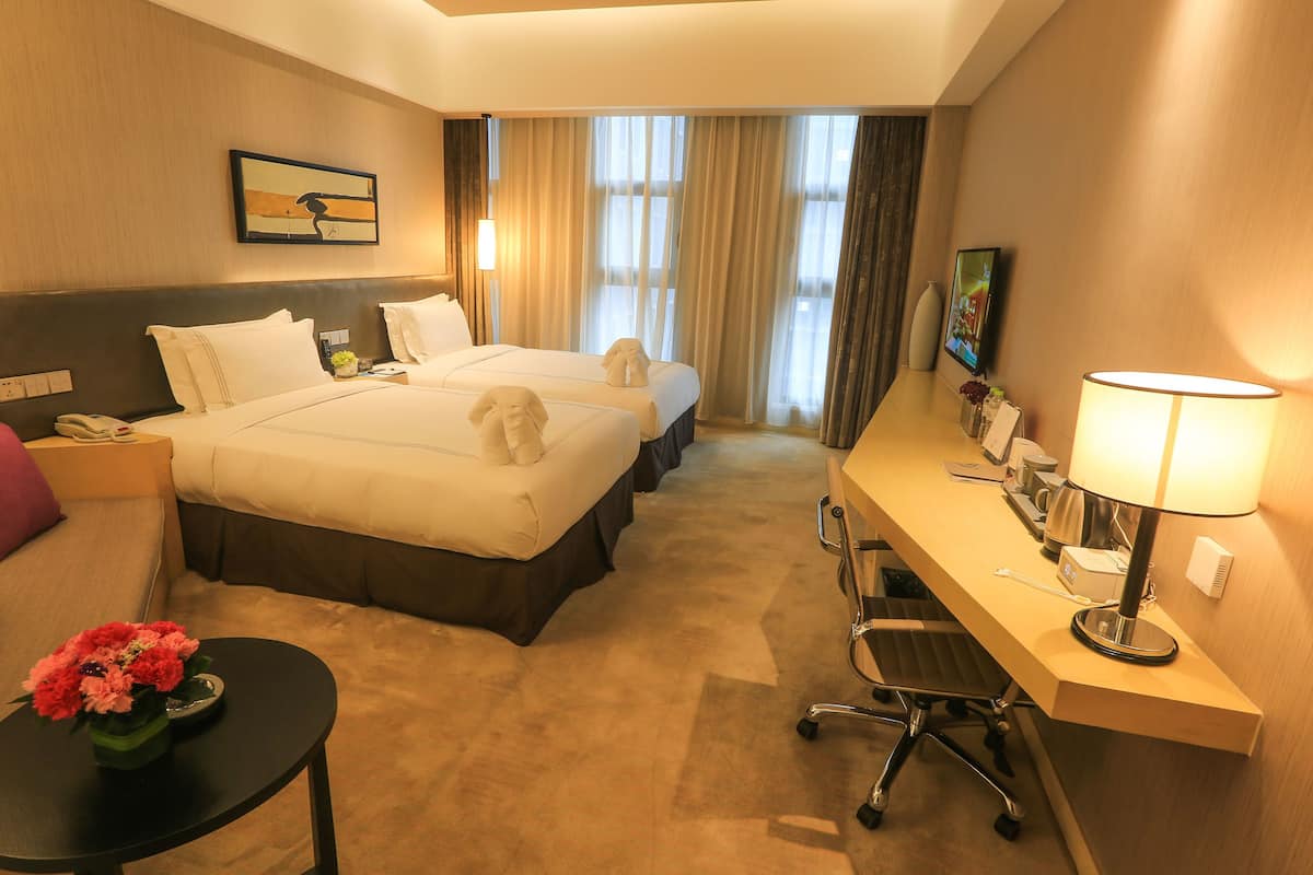 Bộ đồ giường cao cấp, chăn bông, minibar, két bảo mật tại phòng 