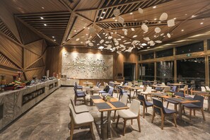 Café da manhã com buffet todos os dias mediante uma taxa