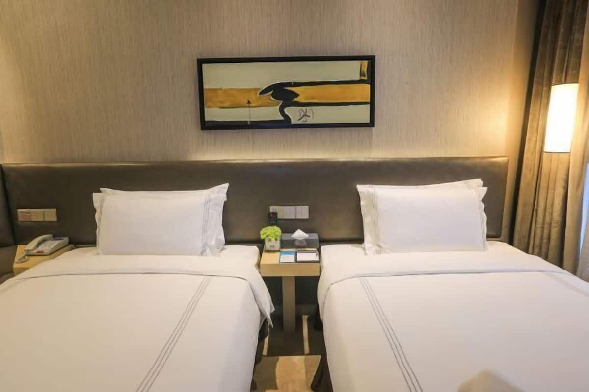 Luxe beddengoed, donzen dekbedden, een minibar, een kluis op de kamer