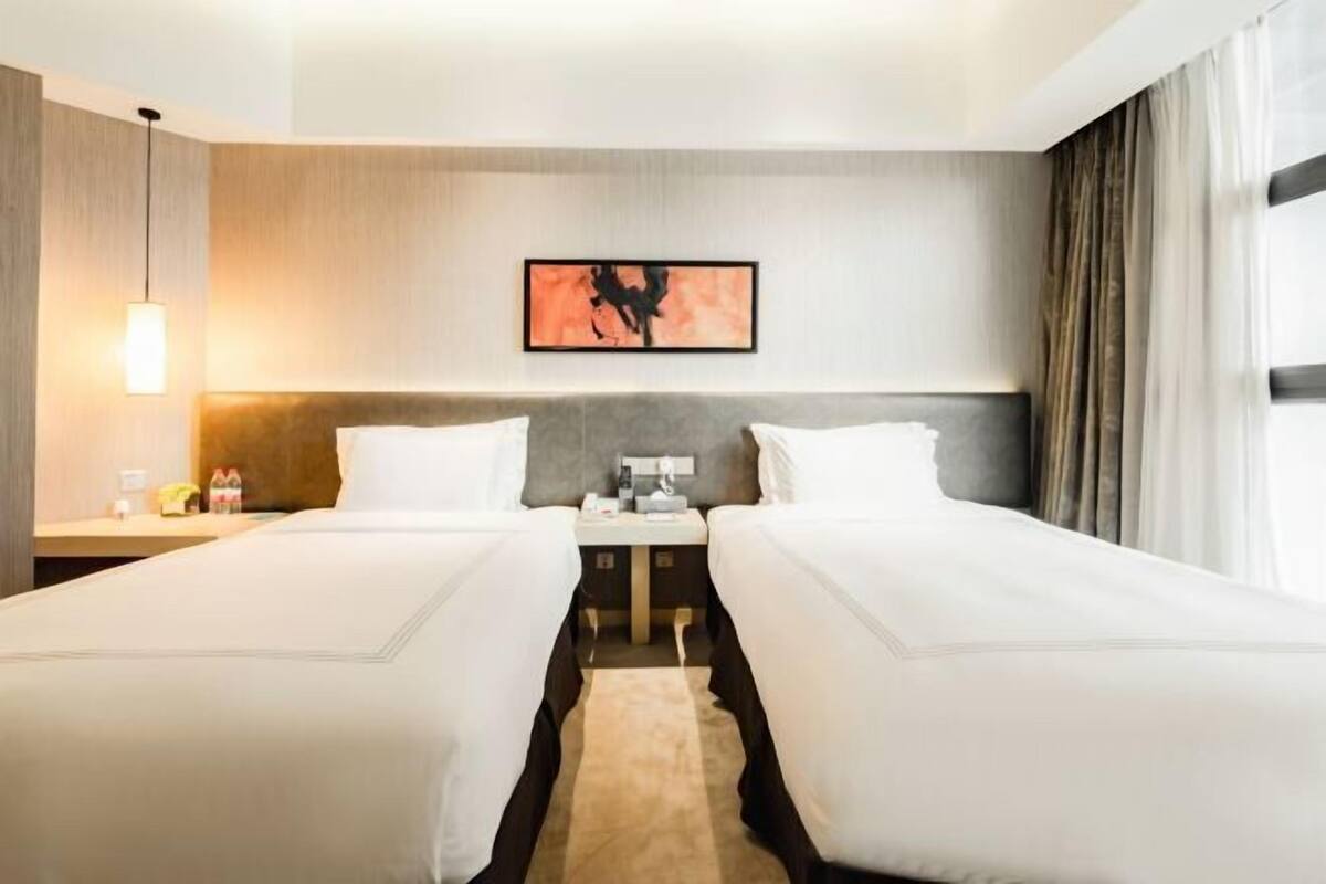 Luxe beddengoed, donzen dekbedden, een minibar, een kluis op de kamer
