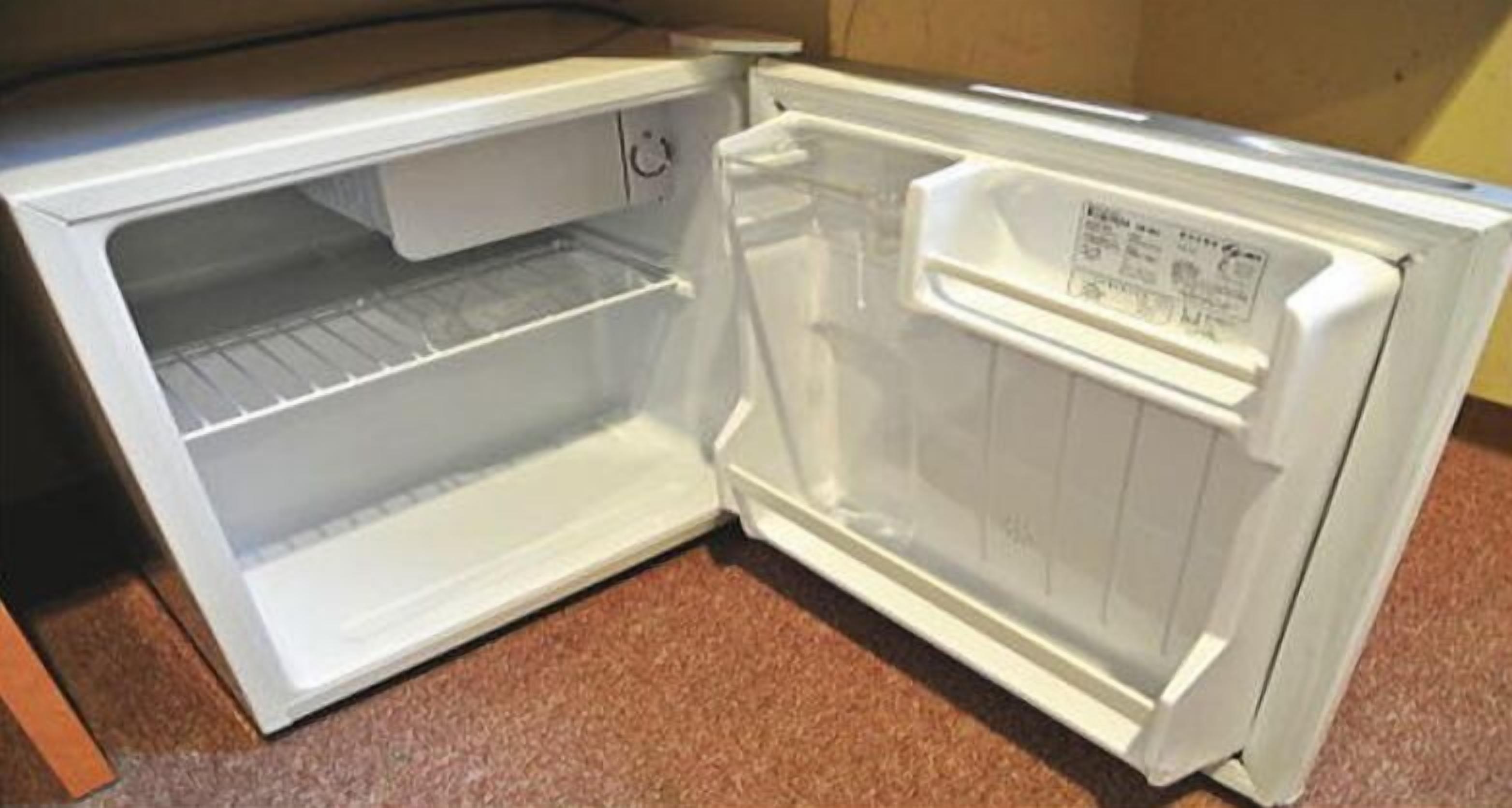 Een open koelkast met een bedieningspaneel en een waterdispenser.