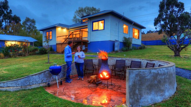 A backyard with a barbecue grill, a fire pit, and outdoor seating. - Ashdowns of Dover B&B (Dover)