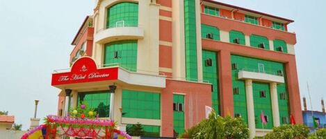 2 restaurantes; se sirven desayunos y cocina local e internacional