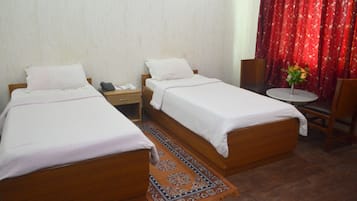 Peti besi dalam bilik, meja, Wi-fi percuma