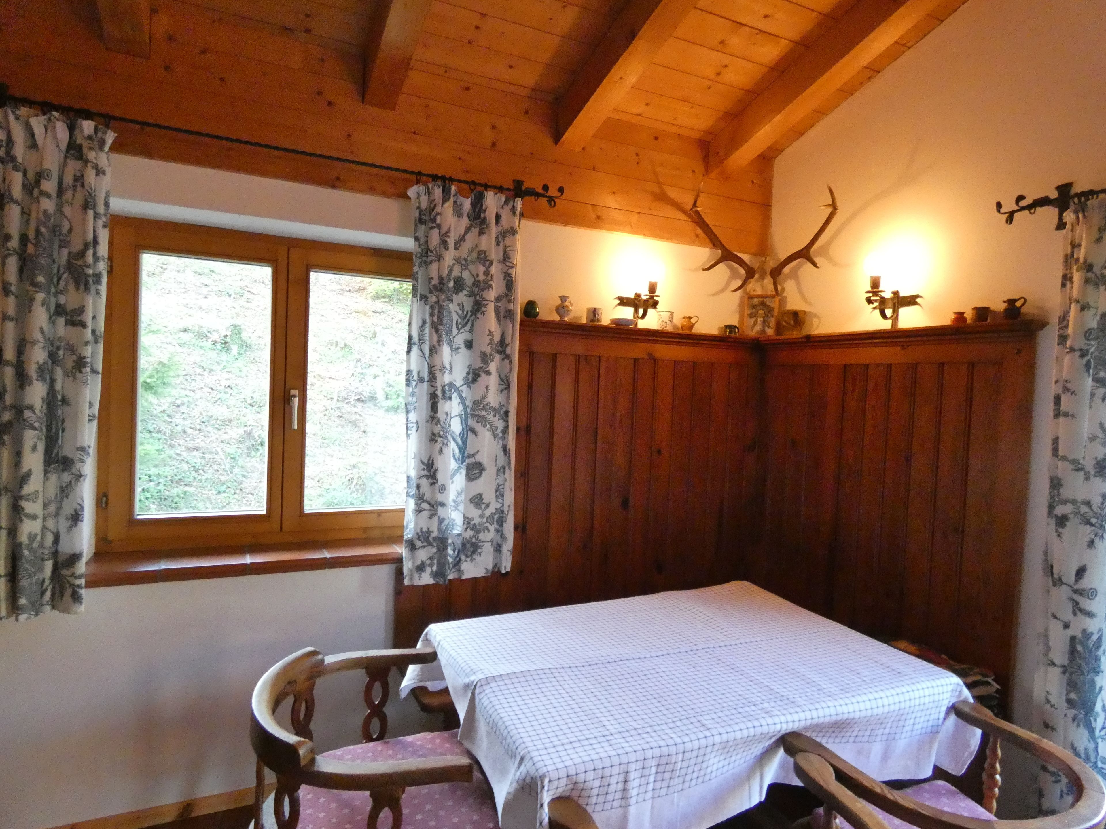 Apartamento família, 1 quarto, cozinha, vista para a montanha (Chalet, 500m from main building) | Área de estar | TV de tela plana 32 polegadas com canais a cabo, TV, pisos aquecidos