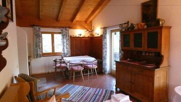 Apartamento família, 1 quarto, cozinha, vista para a montanha (Chalet, 500m from main building) | Área de estar | TV de tela plana 32 polegadas com canais a cabo, TV, pisos aquecidos