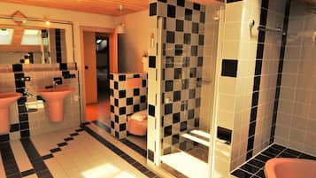 Suite | Bathroom | Free toiletries, hair dryer, towels
