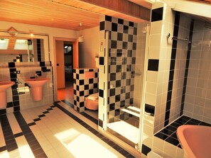 Suite | Kamar mandi | Perlengkapan mandi gratis, pengering rambut,  dan handuk