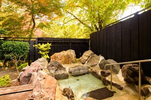 A hot spring surrounded by rocks and trees. - Yufuin Ryoan Wazanhou (Yufu)