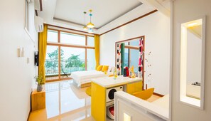 Une chambre d’hôtel moderne, équipée d’un lit, d’un bureau et d’un balcon.