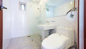 Shower, free toiletries, towels - Sea & Pine Pension (Namhae)