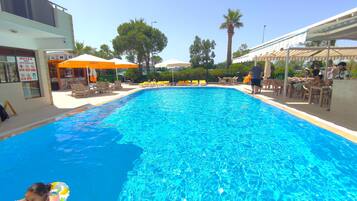 Outdoor pool, pool umbrellas, sun loungers