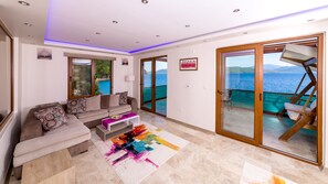 Departamento, vista al mar | 1 habitación, ropa de cama de alta calidad, escritorio y wifi gratis