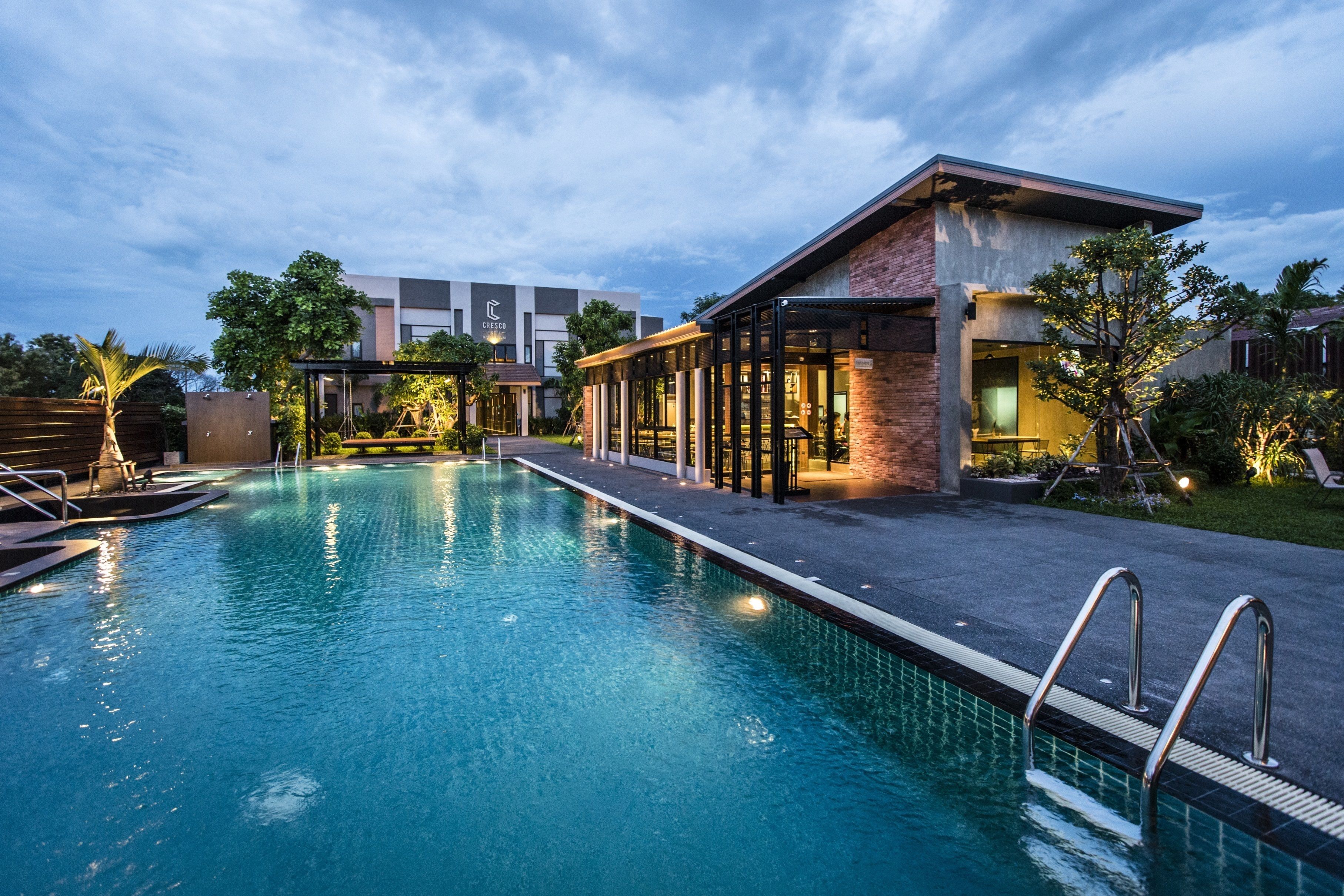 outdoor pool, open 7:00 am to 10:00 pm, pool loungers