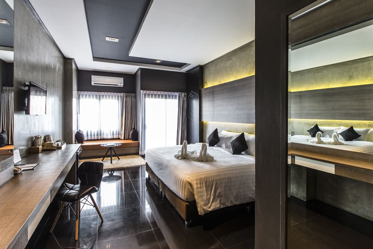 Novem Deluxe Room, 1 Double Bed | Minibar, in-room safe, desk, blackout drapes