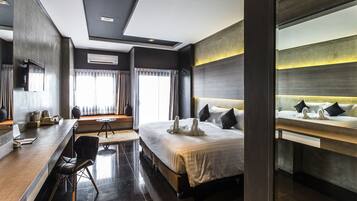 Novem Deluxe Room, 1 Double Bed | Minibar, in-room safe, desk, blackout curtains