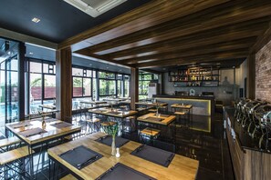 Breakfast, lunch and dinner served - Cresco Hotel Buriram (Buriram)