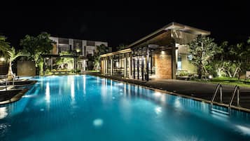 Outdoor pool, open 7:00 AM to 10:00 PM, pool loungers