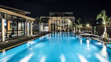 Una piscina al aire libre (de 07:00 a 22:00), tumbonas