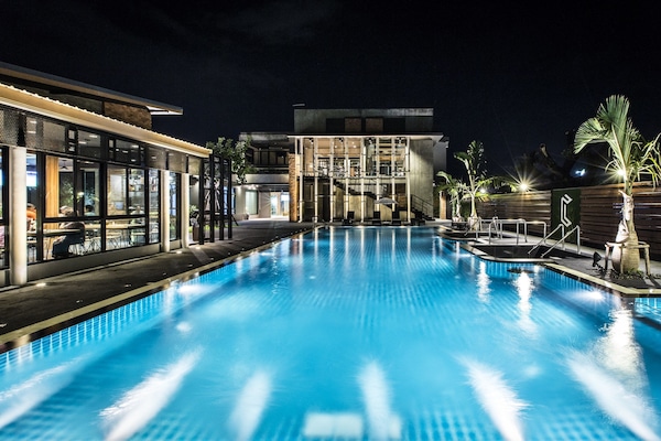 Piscine extérieure, chaises longues