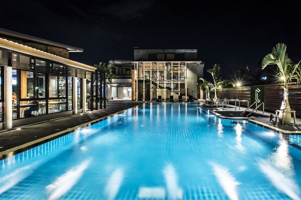 สระว่ายน้ำกลางแจ้ง เปิด 7:00 น. ถึง 22:00 น., เก้าอี้อาบแดดริมสระ