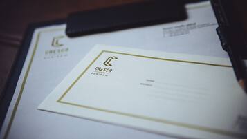 Et hotel visitkort med navnet "CRESCO HOTEL BURIAM" og en papirklemme med sort clips.