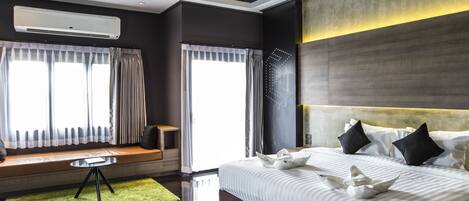 Epic Suite | Minibar, in-room safe, desk, blackout drapes