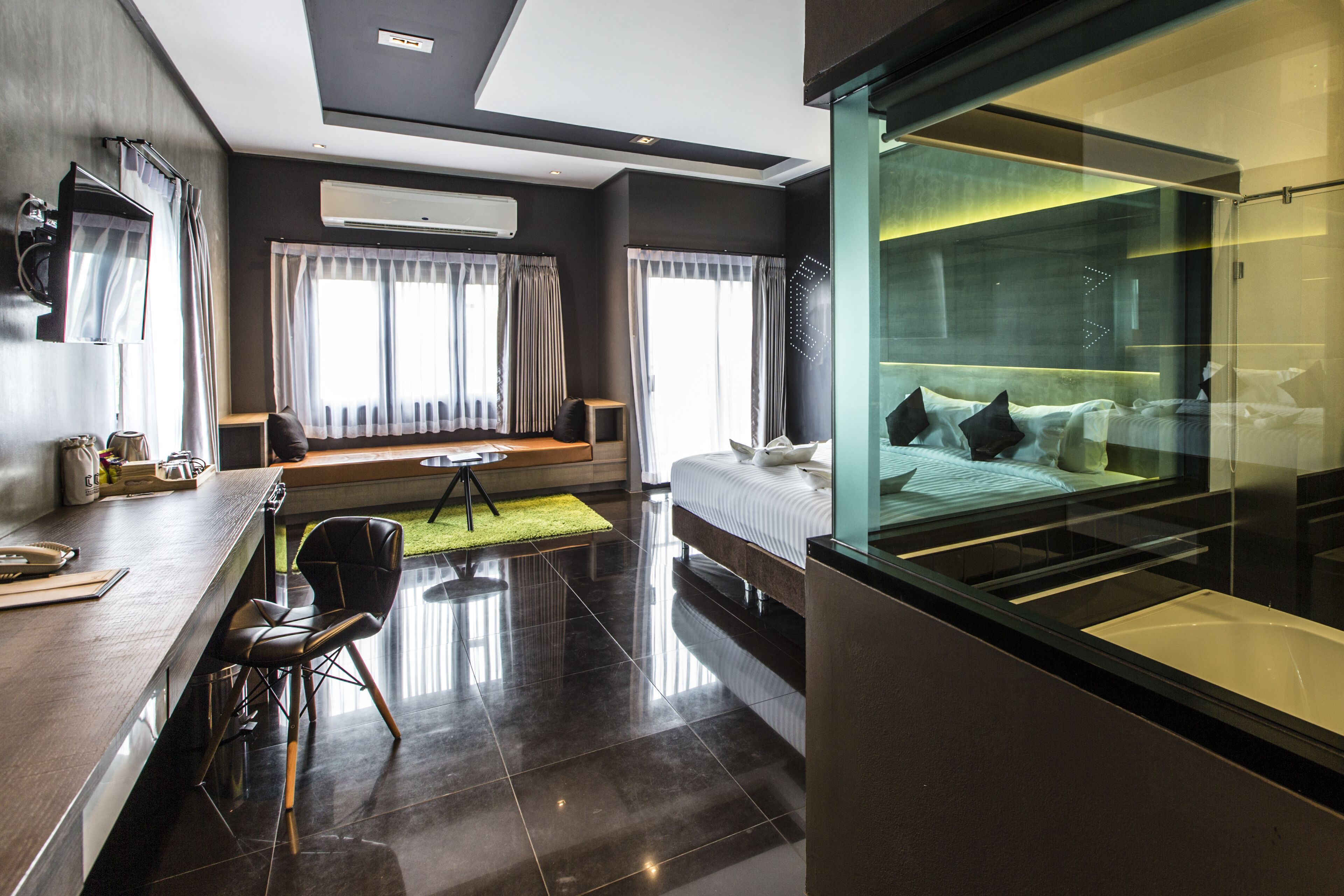 Minibar, caja de seguridad en la habitación y escritorio 