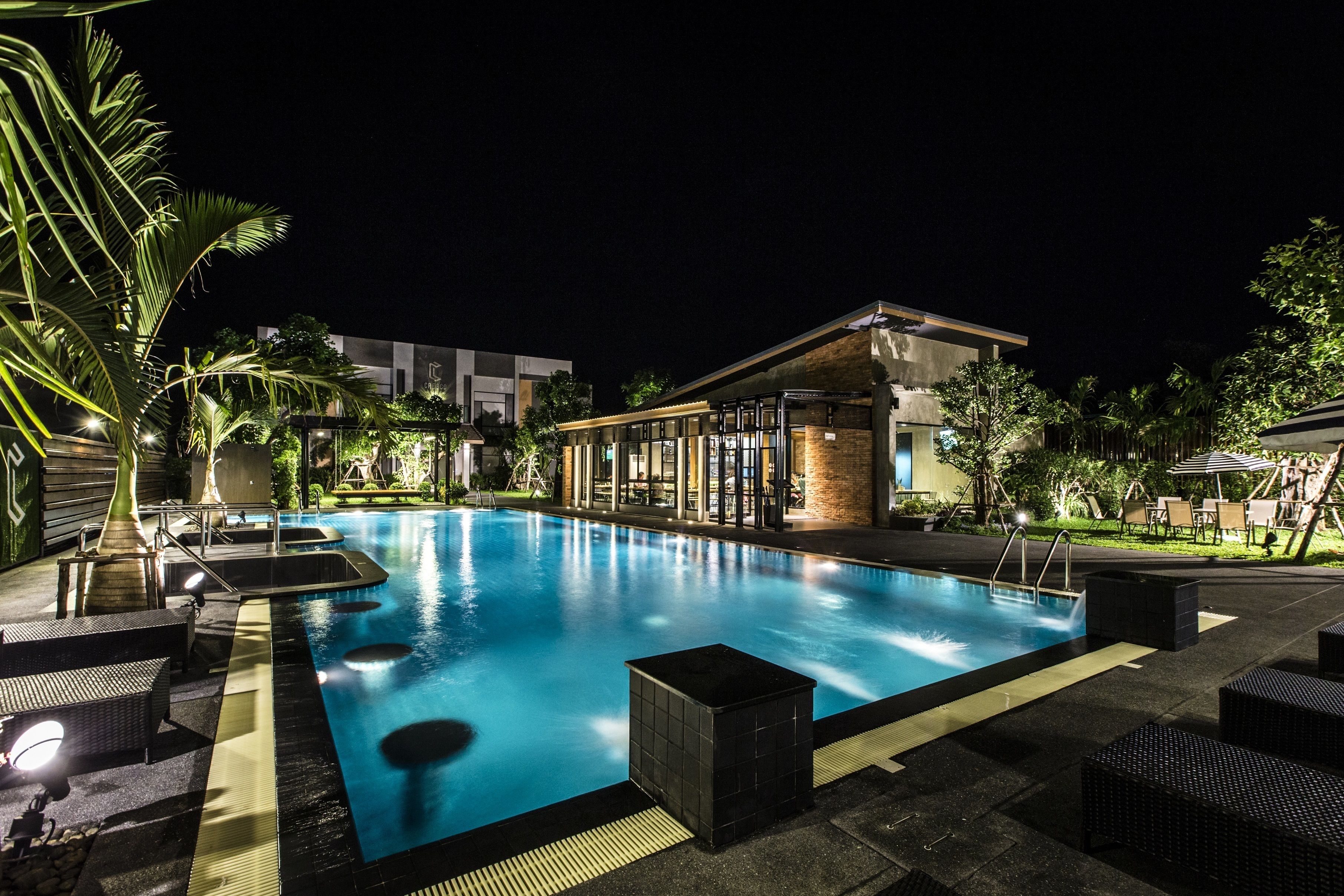 Piscine extérieure, chaises longues