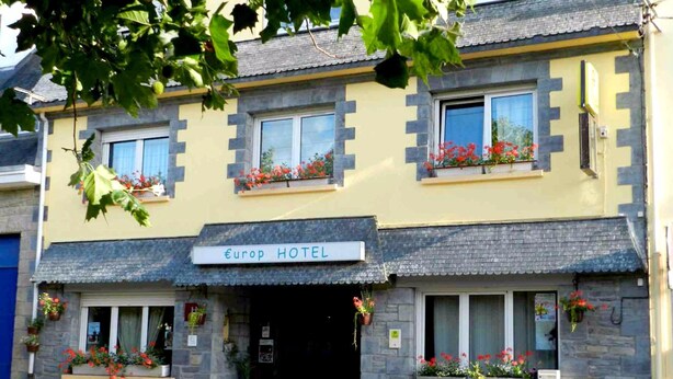 Un hotel de dos pisos con un cartel que dice 'Europ Hotel'.