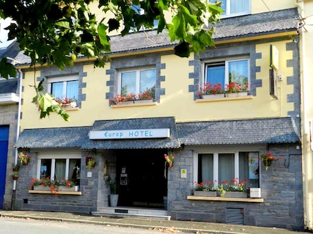 Front of property. Europ'Hôtel