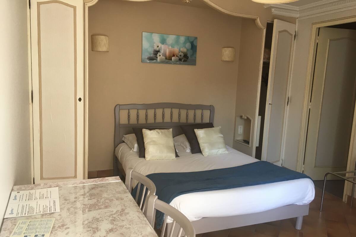 double room | desk, iron/ironing board, free cots/infant beds, rollaway beds