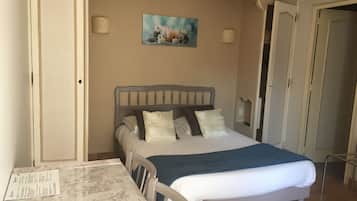 Double Room | Desk, iron/ironing board, free cribs/infant beds, rollaway beds