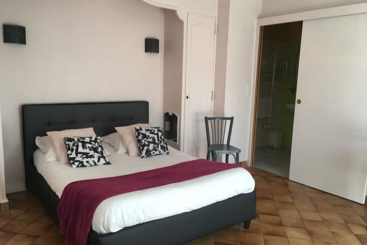 double room | desk, iron/ironing board, free cots/infant beds, rollaway beds