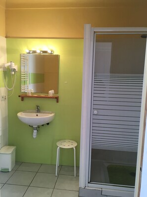 Double Room | Bathroom amenities | Free toiletries, hair dryer, towels - Europ'Hôtel (La Gacilly)