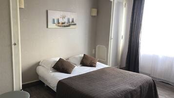 Bureau, fer et planche à repasser, lits bébé (gratuits)