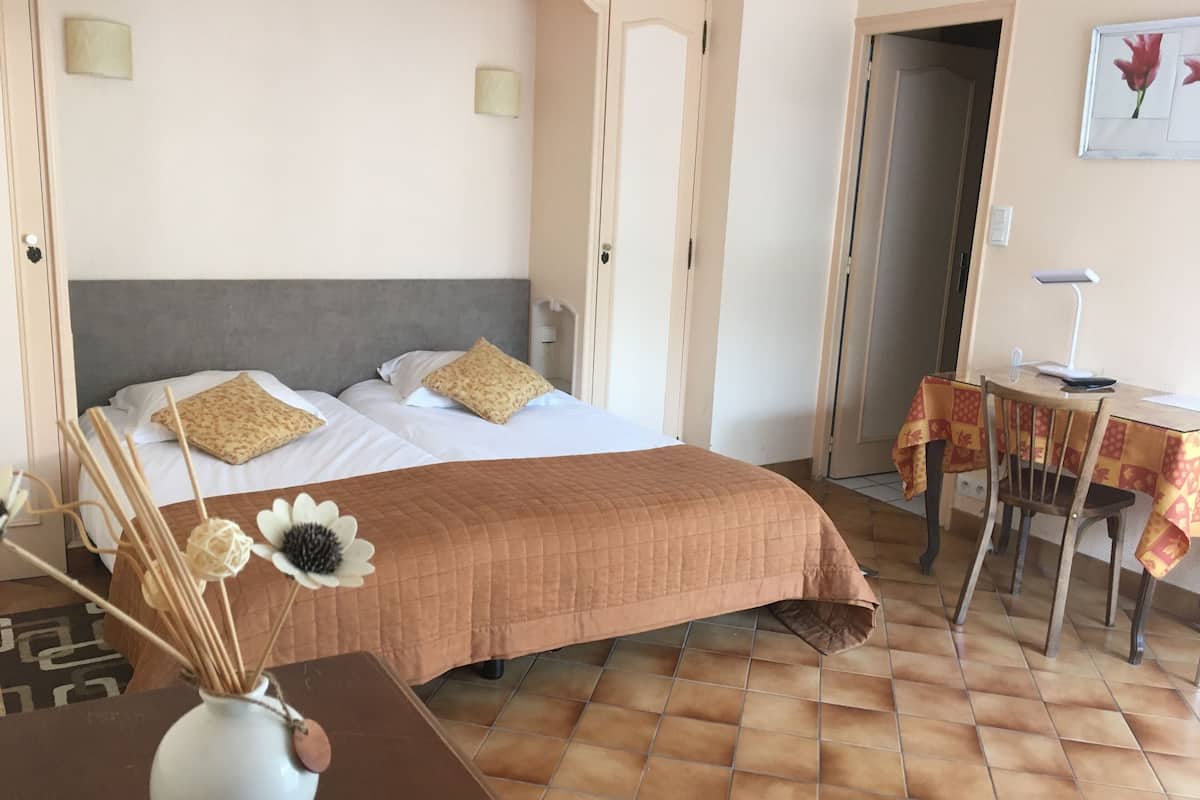 twin room | desk, iron/ironing board, free cots/infant beds, rollaway beds