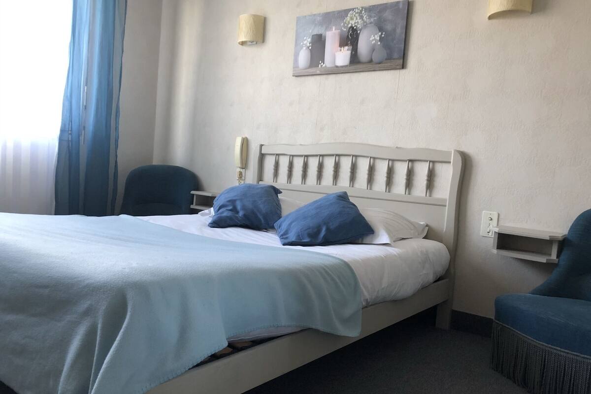 double room | desk, iron/ironing board, free cots/infant beds, rollaway beds
