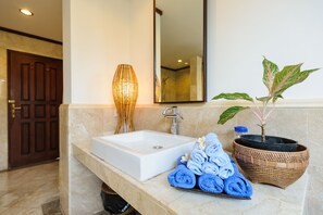 Deluxe Villa, 2 Bedrooms, Private Pool | Bathroom | Separate tub and shower, free toiletries, hair dryer, towels - Villa Legong (Denpasar)