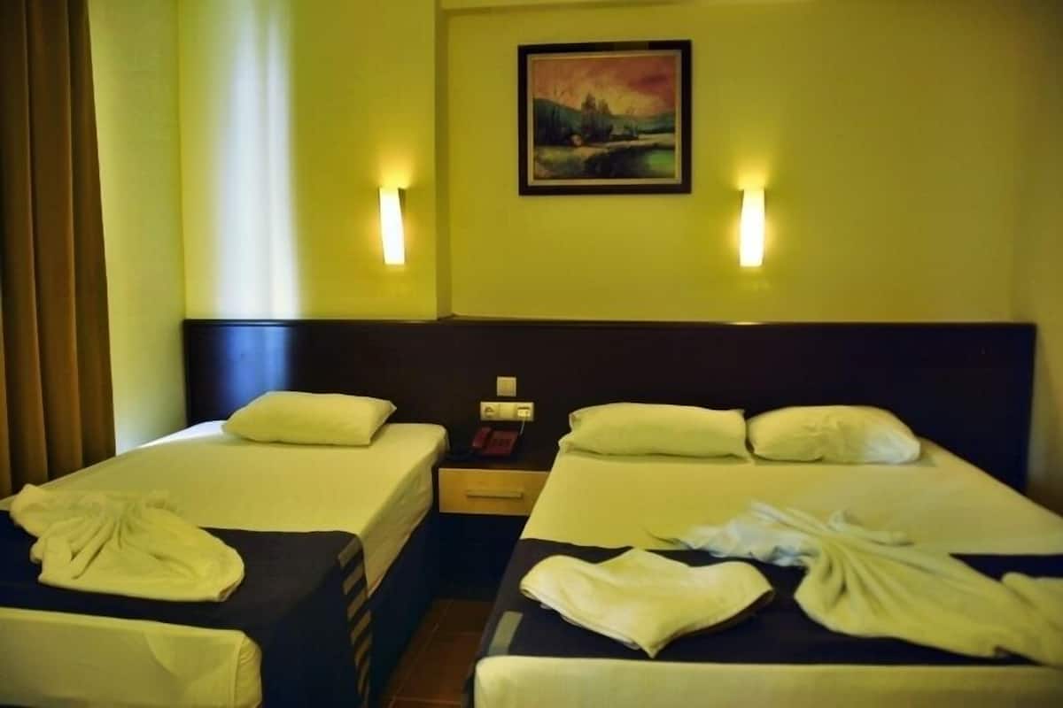 Triple Room | Desk, free cots/infant beds, free WiFi