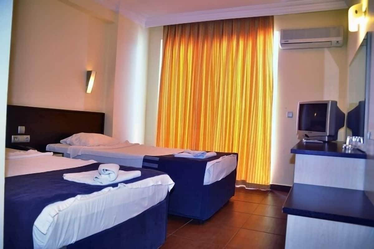 Standard Double Room | Desk, free cots/infant beds, free WiFi