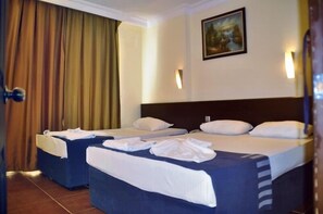 Dreibettzimmer | Schreibtisch, kostenlose Babybetten, kostenloses WLAN