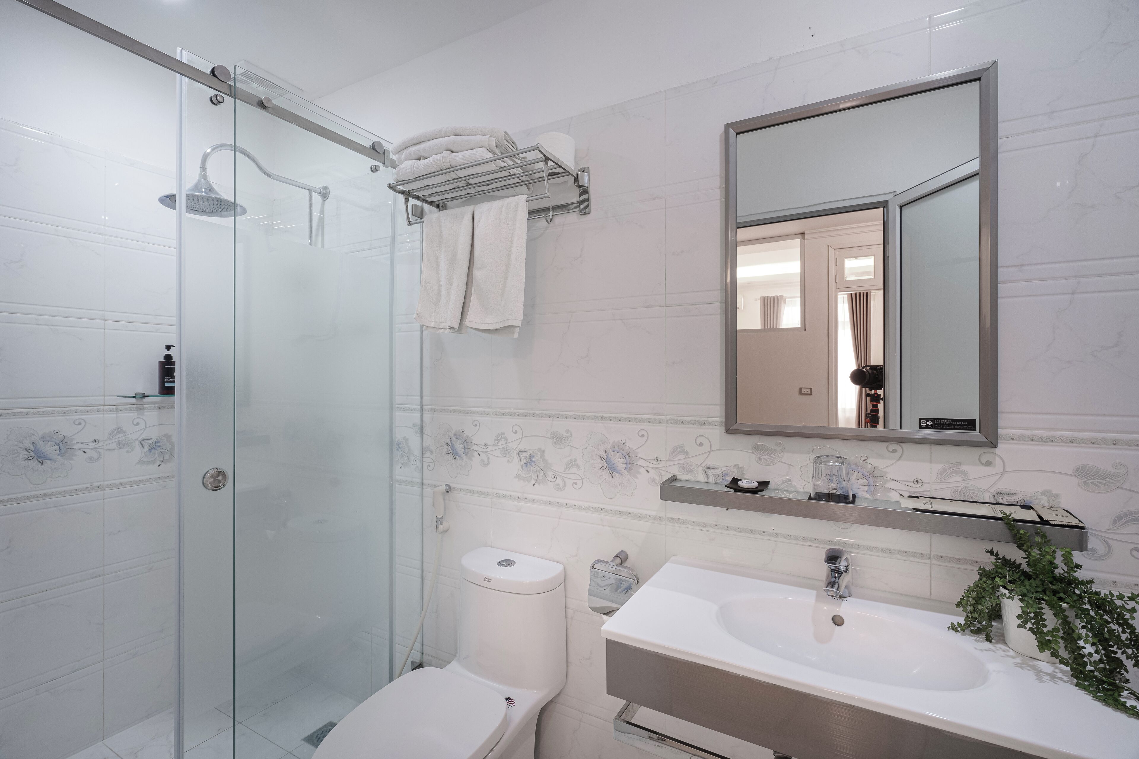 Basic Studio, 1 Queen Bed | Bathroom | Shower, free toiletries, hair dryer, bathrobes