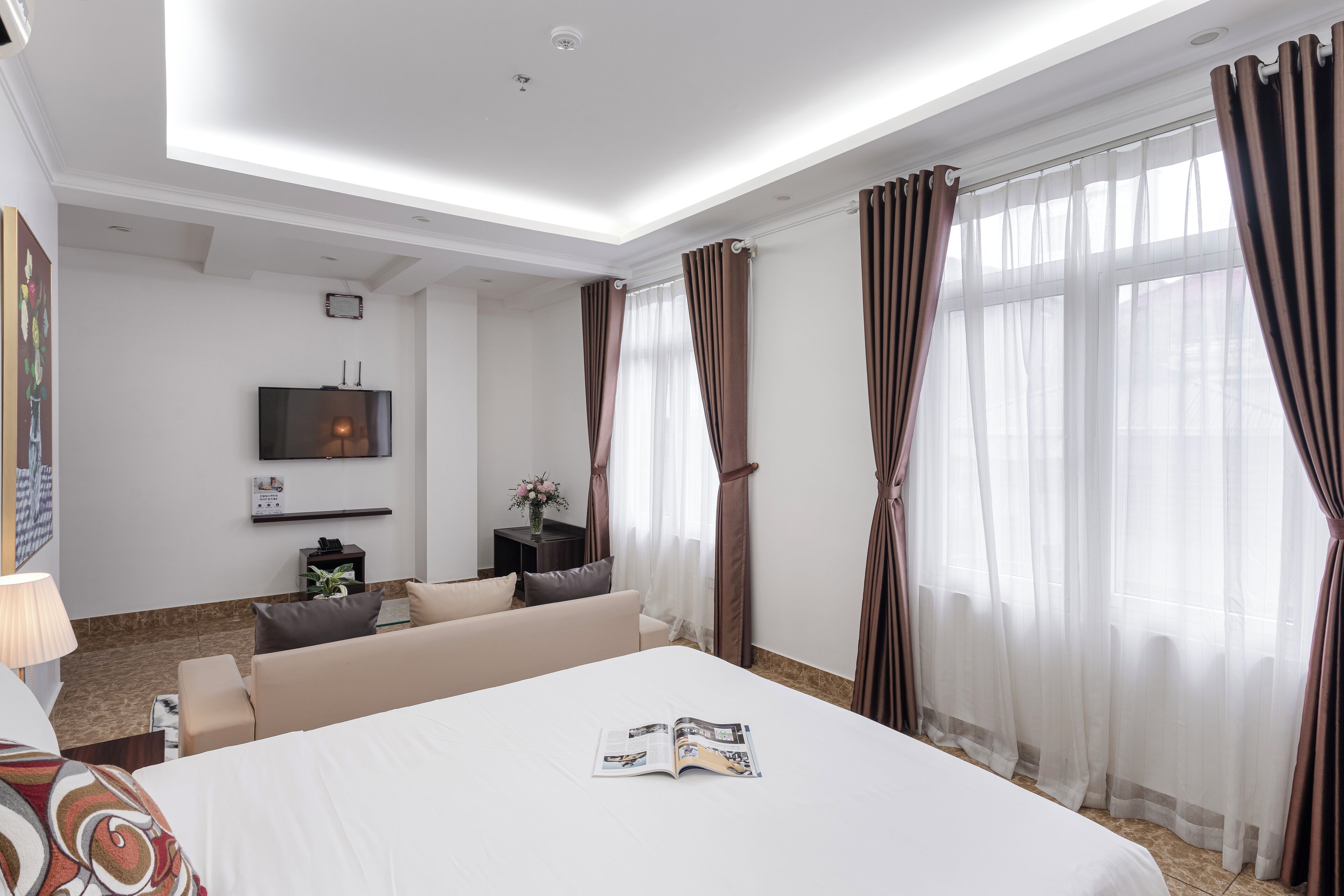 VIP Room | Premium bedding, minibar, desk, laptop workspace